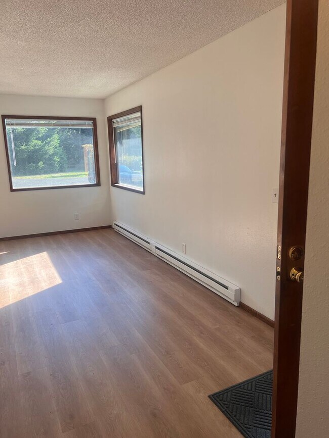 Building Photo - Holiday Savings - $500 Off 1st Months's Rent - Charming 3bd/2 Home