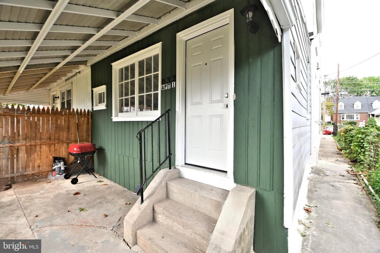 Primary Photo - 832 Stanbridge St