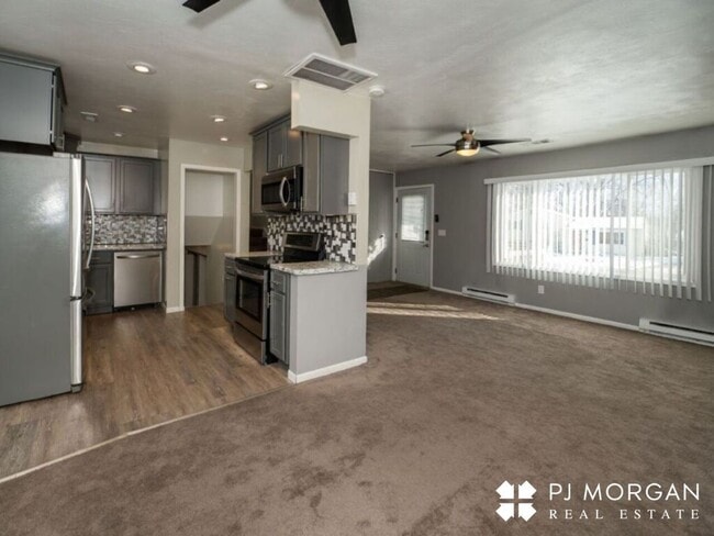 Building Photo - 3 bedroom, 1.5 bath House For Lease