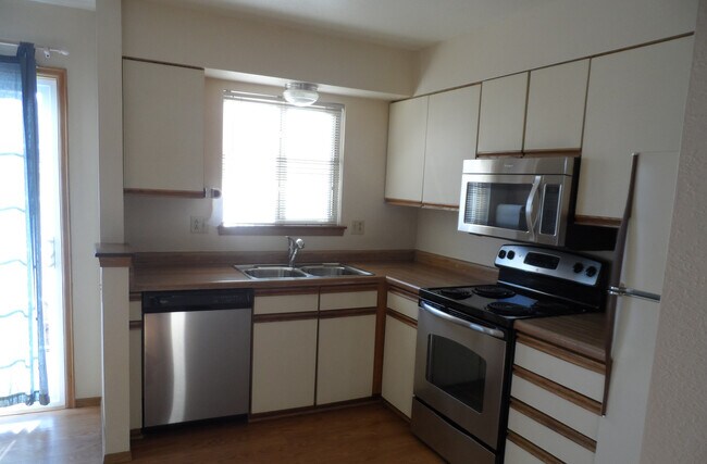 Foto del edificio - Stylish End Unit with Central Air & Wood F...