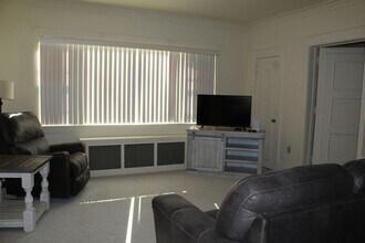 Building Photo - 600 E 21st St