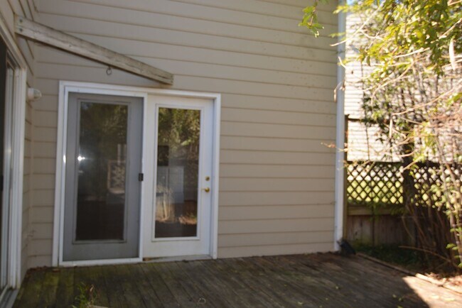 Building Photo - Beautiful townhouse with lakeside views, c...