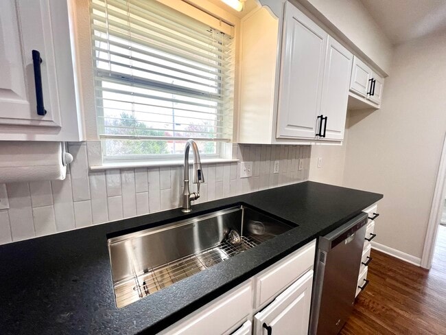 Building Photo - 527 N Avenue Y