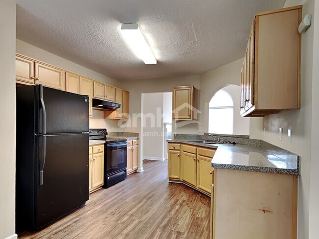 Foto del edificio - 5745 Newnan Cir