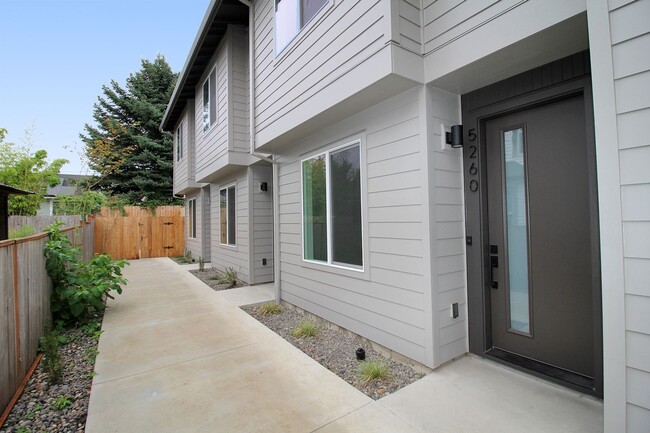 Foto del edificio - 5258-5264 NE 15th Ave