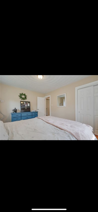 "Charming 4-Bedroom Portsmouth Retreat with Fireplace & Gleaming Hardwood Floors-Room Rental Offe... - "Charming Single Family Home in Portsmouth – 1521 Sq Ft of Comfortable Living!"