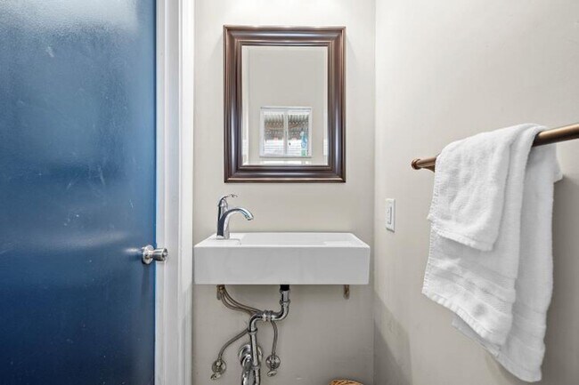 Foto del edificio - Updated 4 bedroom on quiet street in Beech...