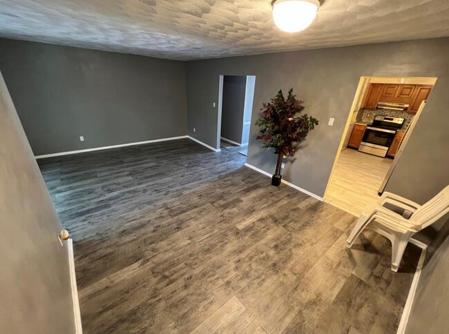 Building Photo - 1317 W Tanners Creek Dr