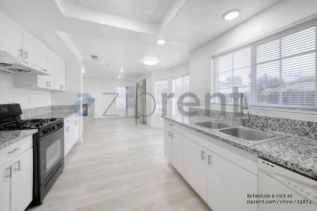 Foto del edificio - 21627 Winding Rd