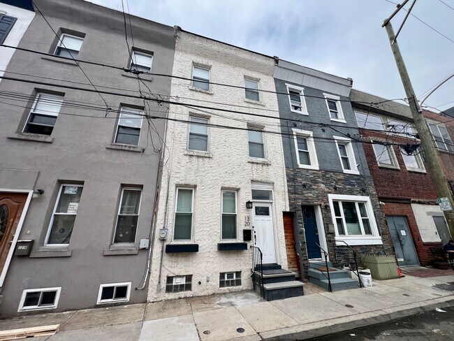 Foto del edificio - Stunning 4-Bedroom Townhome in the Heart of Fishtown! Available NOW!