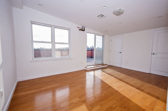 Building Photo - 261 Evergreen Ave