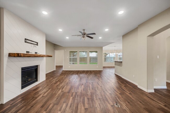 Building Photo - 3005 Gardencrest Ln