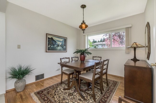 Building Photo - 8115 Strathearn Av