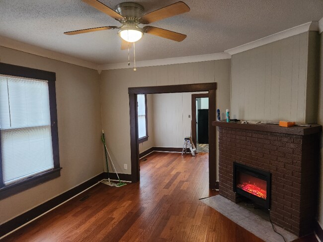 Building Photo - 2117 S Maple St