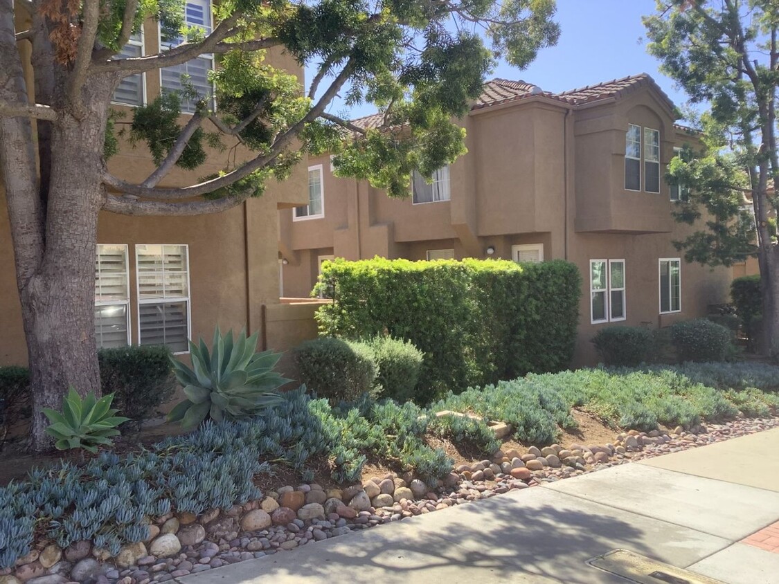 Primary Photo - 2 BEDROOM / 2.5 BATHROOM TOWNHOME - NORTH ...