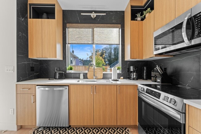 Building Photo - 5175 SE 28th Ave