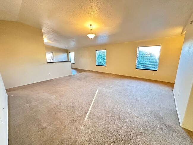 Foto del edificio - 4 Bedroom 2 Bathroom with 2 Car Garage