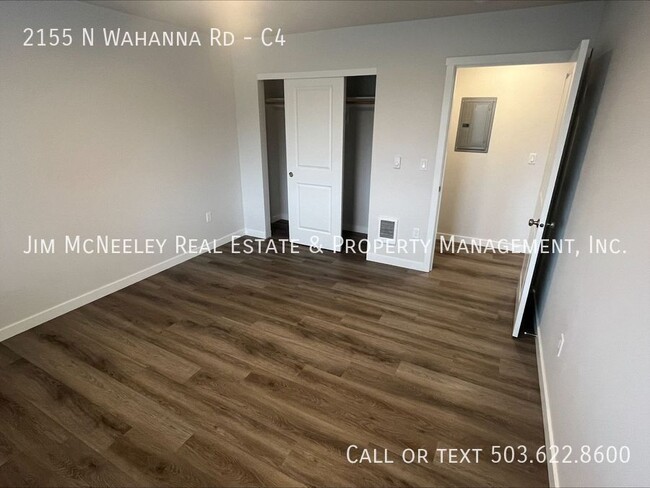 Building Photo - Upstairs Unit 2 bed/1 bath units in 4-plex