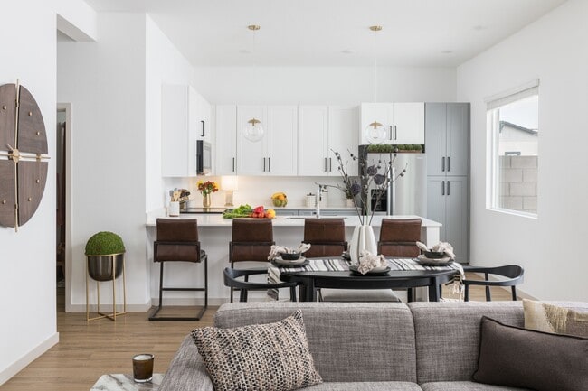 Building Photo - Bungalows on Combs