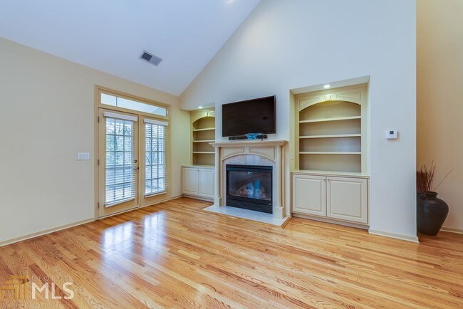 Building Photo - 6393 Queens Court Trace