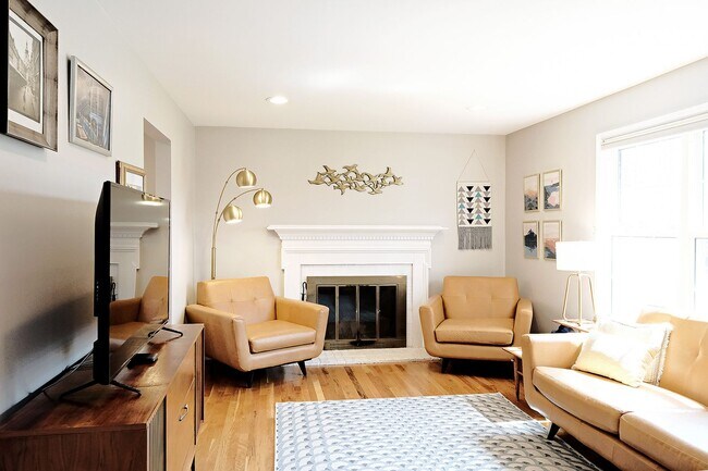 Foto del edificio - Spacious Pet-Friendly Hollymead Home With Updates