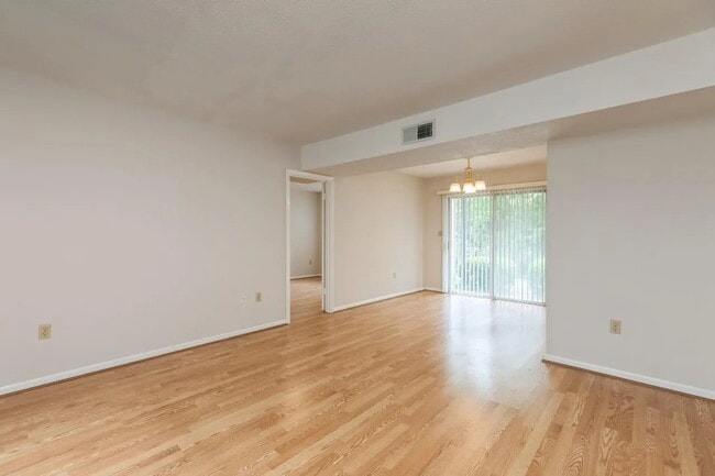 Foto del edificio - 104 Country Club Dr