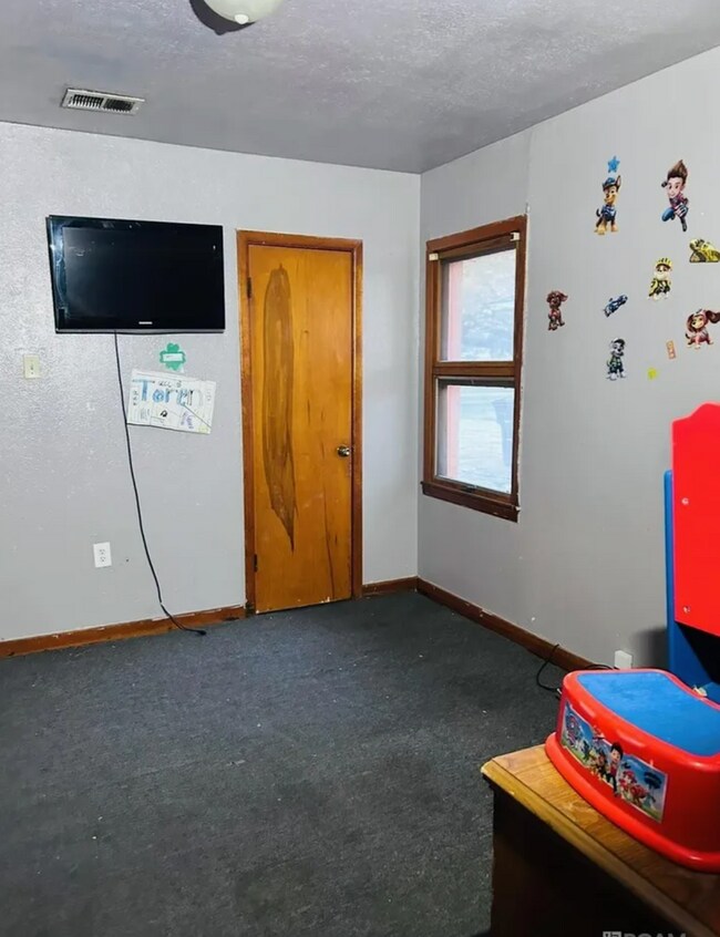 Foto del edificio - 4 bedrooms 1.5 baths