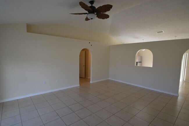 Foto del edificio - IMMACULATE 3 BD /2 BA HOME IN PALM BAY