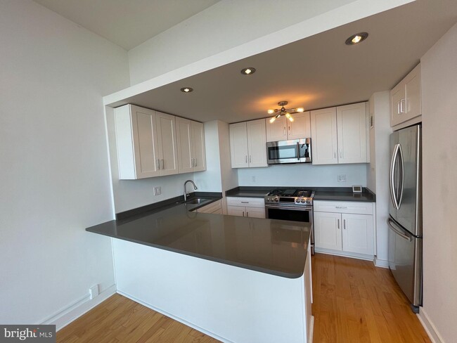 Building Photo - 285 St James Pl