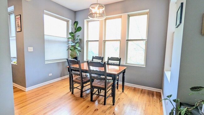 Foto del edificio - 3719 W Byron St