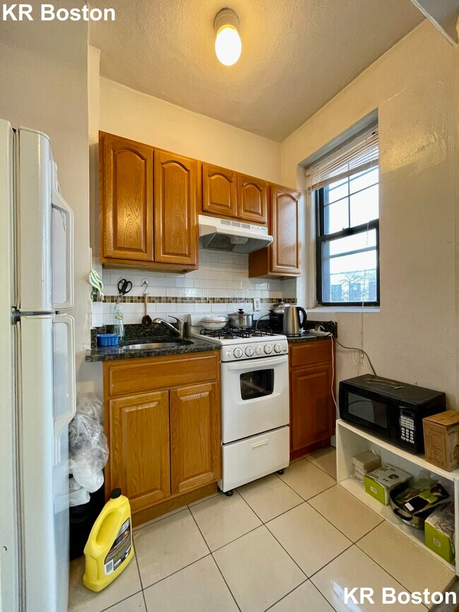 Building Photo - 148 Hemenway St