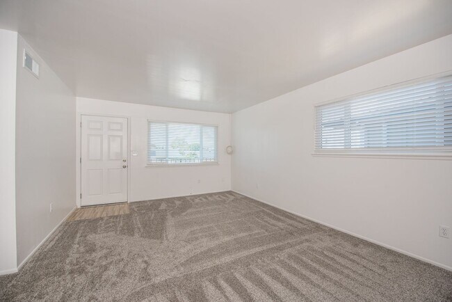 Building Photo - Newly Remodeled Upstairs Unit