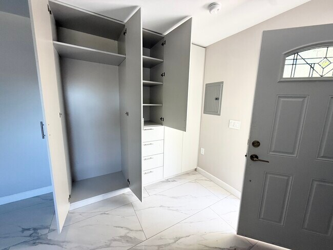 Building Photo - 8431 Oso Ave