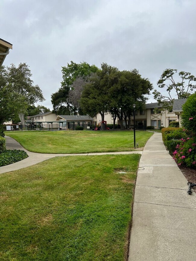 Foto del edificio - Now Leasing: Beautifully Renovated 3-Bedroom Home in Fremont, CA