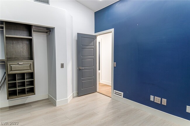 Building Photo - 1313 W Moorpoint Dr