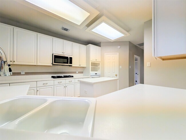 Foto del edificio - 8803 Wheatland Dr