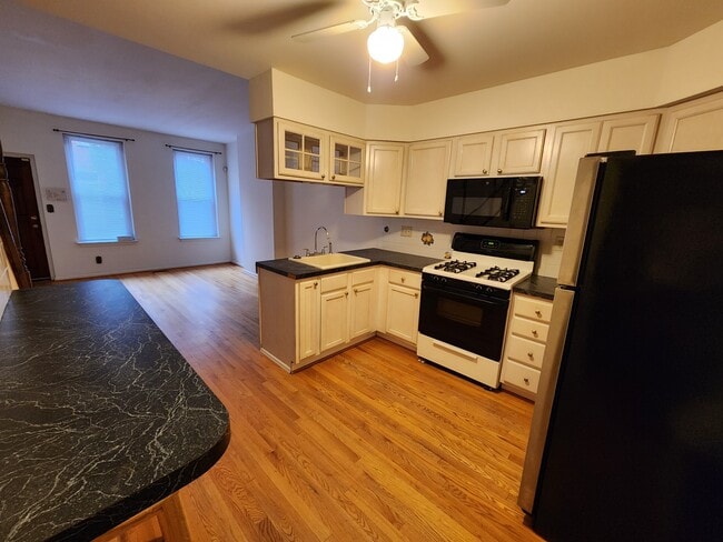 Building Photo - 889 N Taylor St