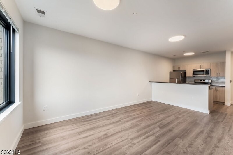 Foto principal - 72 S Essex Ave