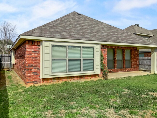 Foto del edificio - Spacious 3-Bedroom, 2-Bath Home with Flex ...