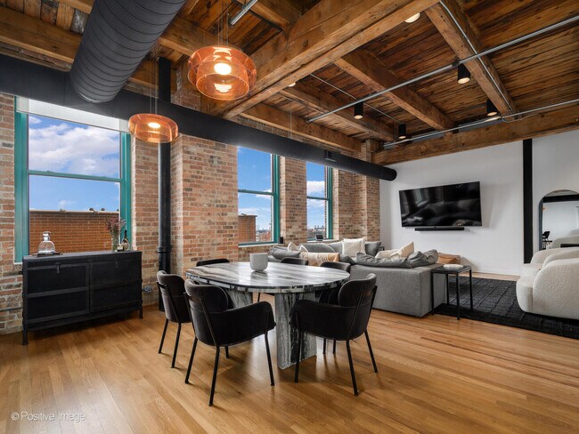 Foto del edificio - 312 N May St