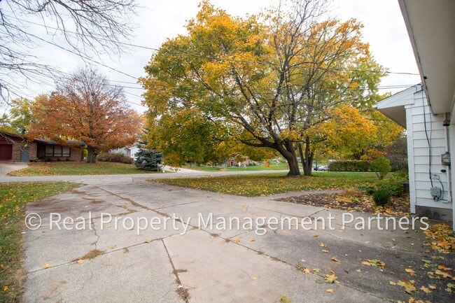 Building Photo - Fully Renovated 4 Bed, 2 Bath Home Near Br...