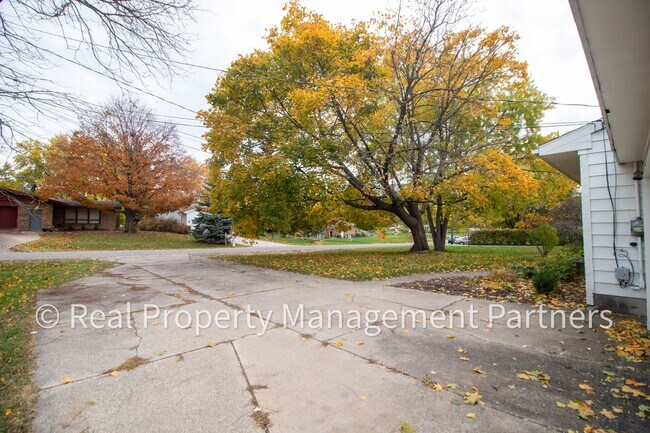 Foto del edificio - Fully Renovated 4 Bed, 2 Bath Home Near Br...