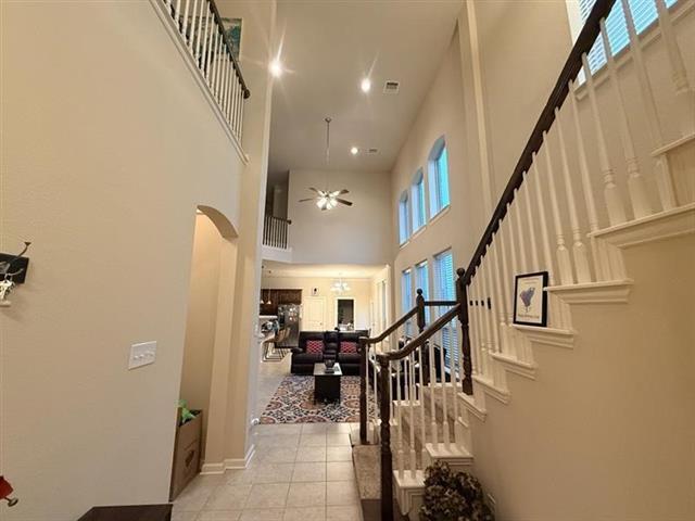 Building Photo - 6687 DeLeon St