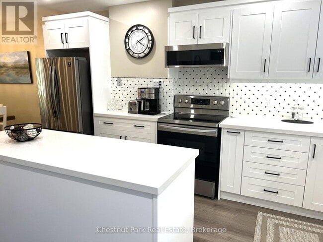 Building Photo - 550 Oxbow Crescent