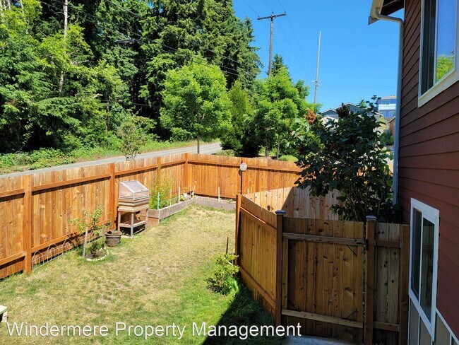 Building Photo - 4 br, 1.5 bath House - 11806 NE Kukas Loop