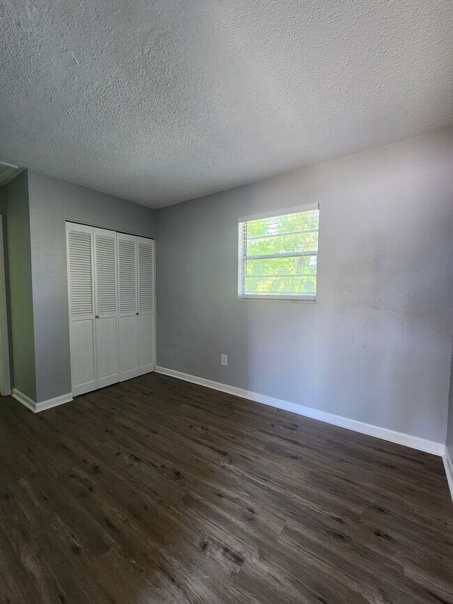 Foto del edificio - ** UNDER NEW MANAGEMENT **  1 Bedroom / 1 ...