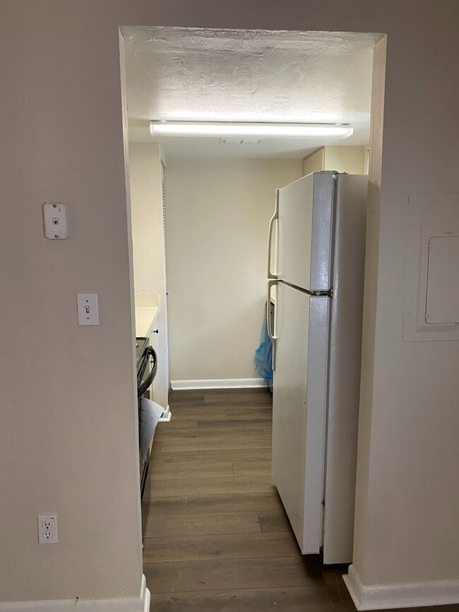 Building Photo - 3/2.5 Recently updated townhouse close to ...