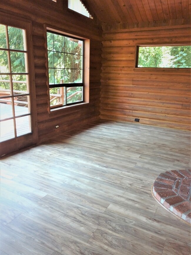 Building Photo - Private Log Home in Suquamish Surrounded b...