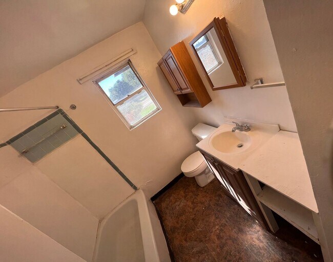 Building Photo - 3 br, 1 bath House - 86 Lighthall Pl (722)