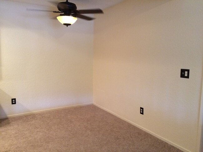 Building Photo - Spacious 1 Bedroom Unit in Pheasant Creek
